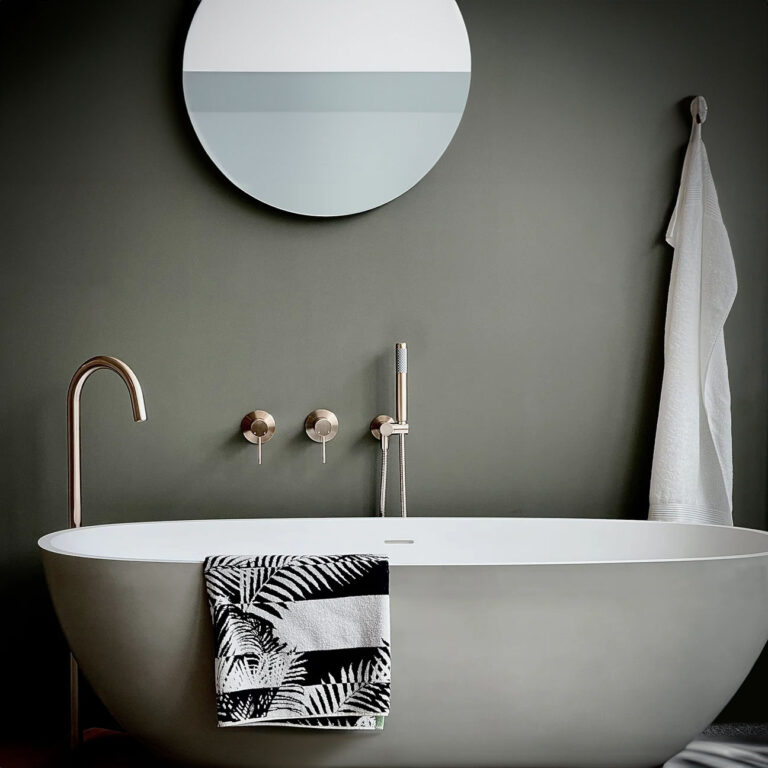 Round Shower On Fixed Bracket